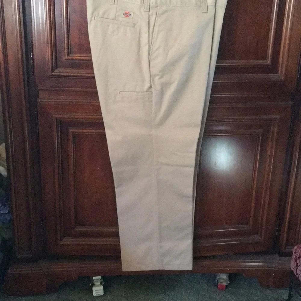 Dickies mens sports Khakis tan Pants 38 x 30. NWT